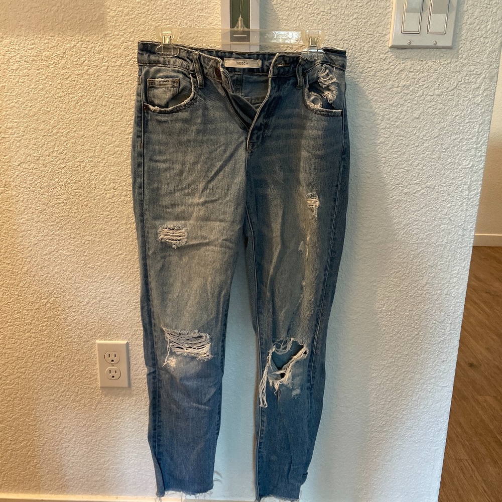 Highwaisted distressed jeans